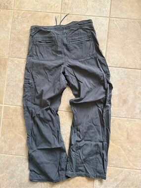 14 long, American Eagle Women’s Cargo Pants in Charcoal